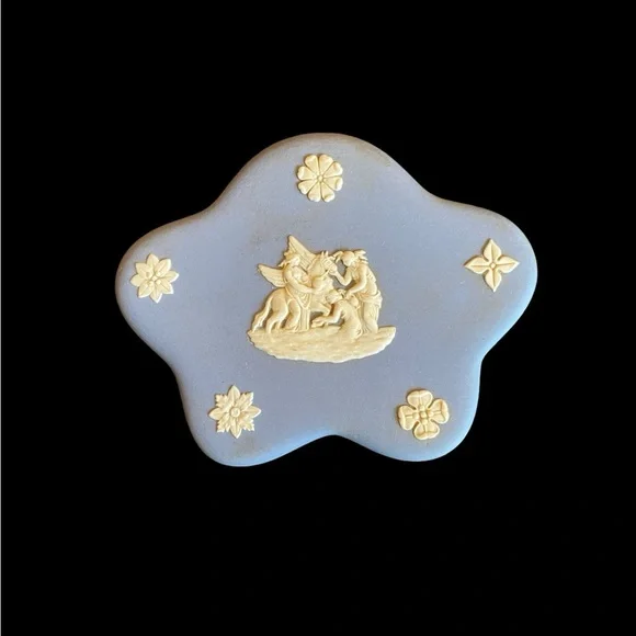 Vintage Wedgwood Blue Jasperware Vanity Trinket Box England 3.75" x 3" x 1.5" - Picture 7 of 10